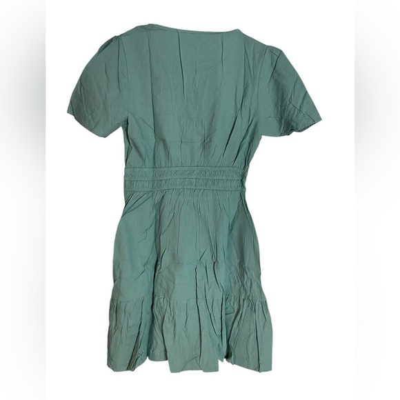 Chic Green Mini Dress with Flattering Fit - Picture 2 of 3